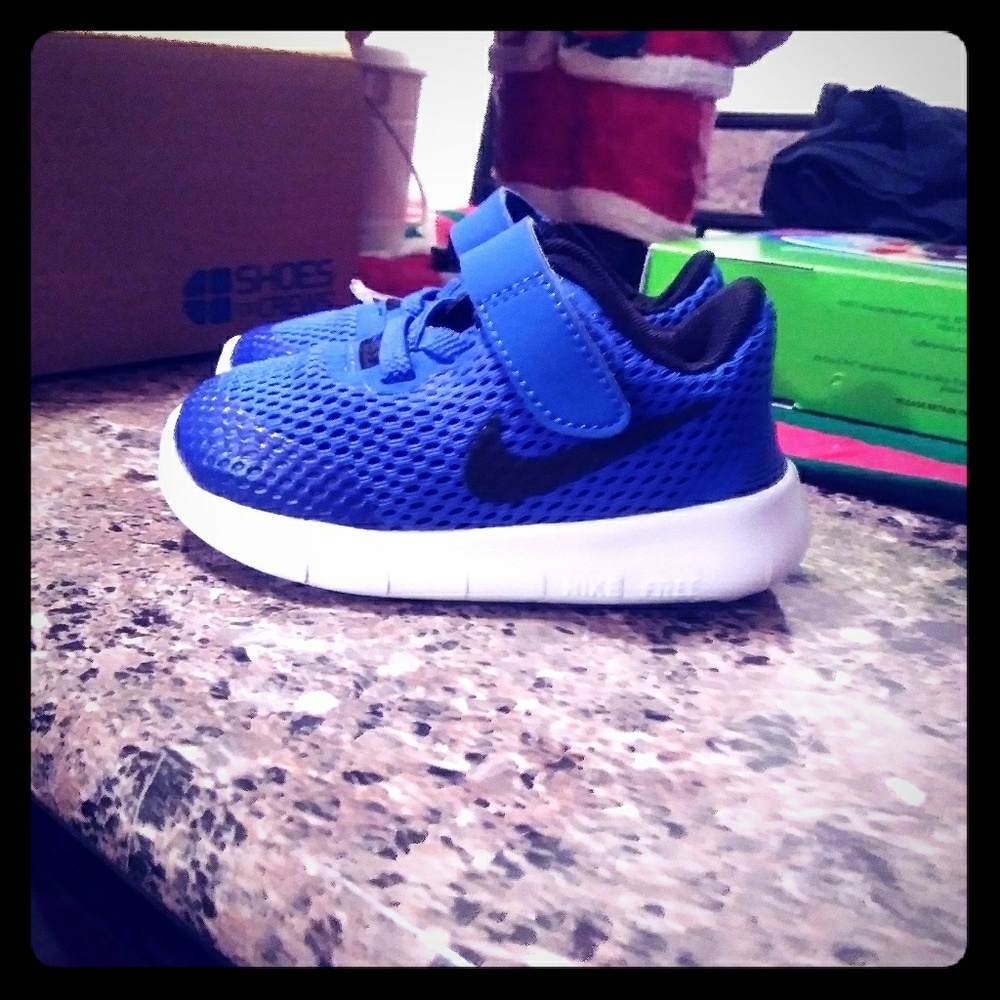 BNWT  Toddlers size 6 sneakers